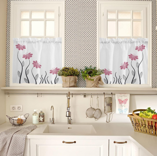 Dapur dengan tirai gorden klasik dan bergambar floral